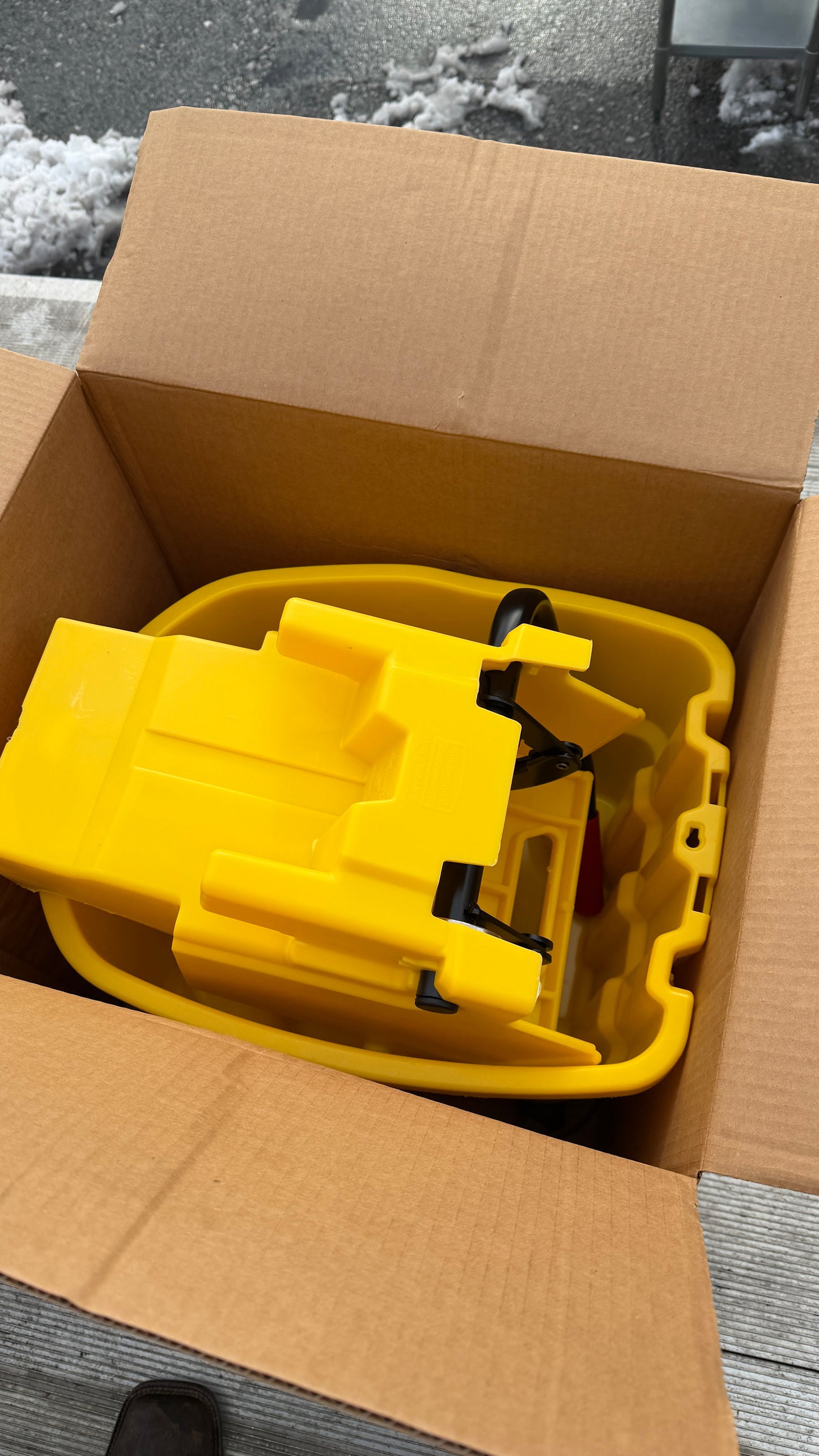 Rubbermaid® WaveBrake® Bucket/Wringer - Side Press, 35 Quart, Yellow