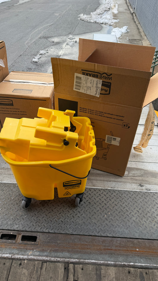 Rubbermaid® WaveBrake® Bucket/Wringer - Side Press, 35 Quart, Yellow